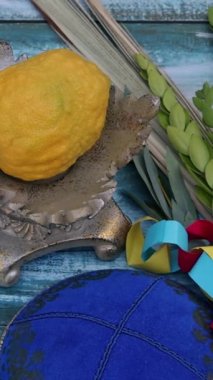 Etrog, lulav, hadas, arava, özellikle Yahudi Ortodoks festivali Sukkot ile ilgili geleneksel bayram sembolleridir.