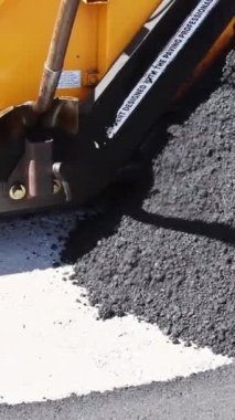 Otoyol inşaatı sırasında yeni bir yol oluşturmak için asfalt kaldırım makinası buharlı yol silindiri kullanılır.