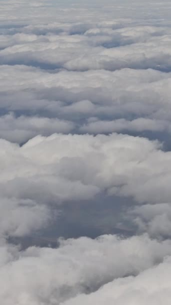 在美丽的蓝色蓬松的云彩上 从飞机窗上俯瞰美丽的景色 会使绿意盎然 — 图库视频影像
