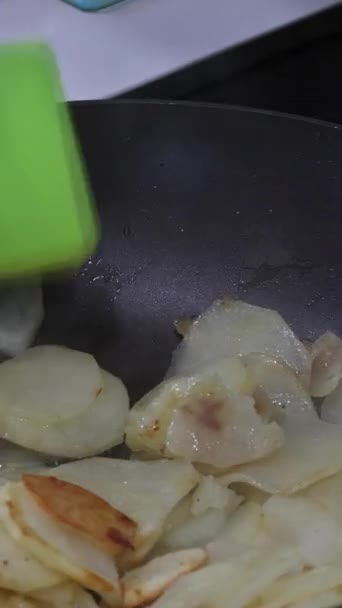 Традиционный Способ Приготовления Картофеля Заключается Выпечке Сковороде Растительном Масле — стоковое видео