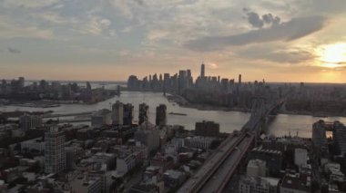 20 Mayıs 2023 New York ABD günbatımında Brooklyn 'deki Williamsburg Köprüsü Manhattan' ın büyüleyici panoramik manzarasını sunuyor.