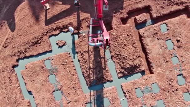 Bauarbeiter Gießt Mit Betonpumpe Nassen Beton Hausfundament — Stockvideo
