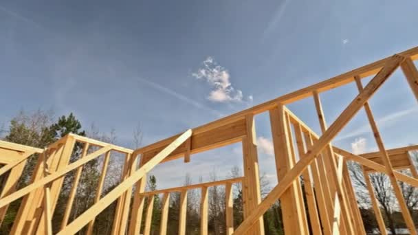 Konstrukce Během Montáže Dřevěných Trámů Tvoří Rámec Domu — Stock video