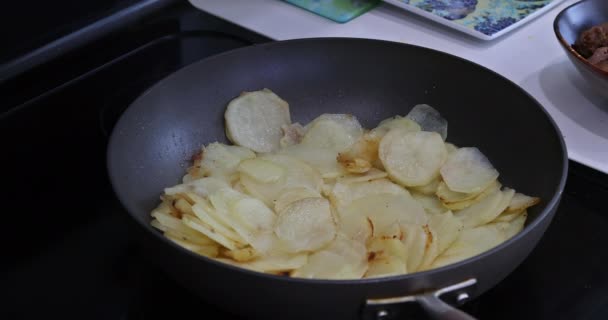 Baking Potatoes Frying Pan Vegetable Oil Traditional Method — стоковое видео