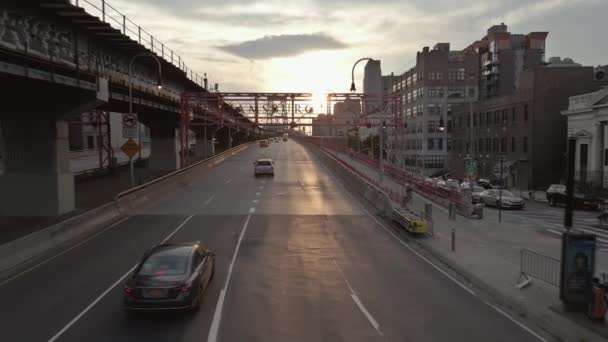 Można Podziwiać Zapierający Dech Piersiach Widok Manhattan Przez East River — Wideo stockowe