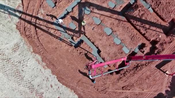 Nşaat Temeli Için Otomatik Pompa Ile Çimento Döken Işçiler — Stok video