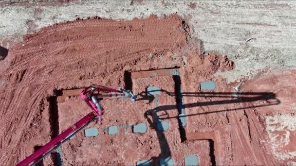 由建筑商用混凝土泵将湿透的混凝土引入房屋地基 — 图库视频影像