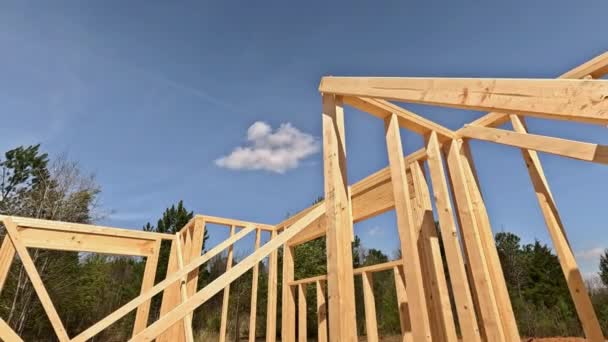 Plac Budowy Jest Abuzz Działalności Jak Podczas Instalacji Drewniane Ramy — Wideo stockowe