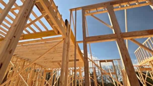木造梁棒で建てられた新しい家のフレームハウスの建設では — ストック動画