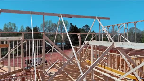 板で作られた壁に沿って木枠付きの新しい住宅の枠組みの中で建設現場 — ストック動画
