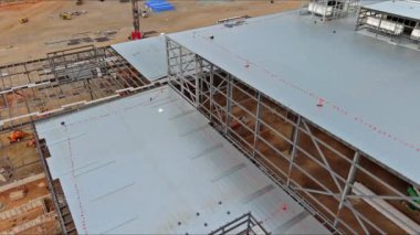 İnşaat alanındaki bir endüstriyel deponun çelik çerçeveli iskelet inşaatı