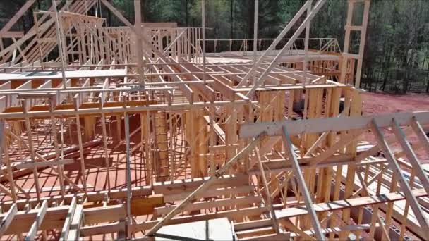 Bau Rahmenhaus Aus Holzbalken Stabrahmen Auf Neu Gebautem Haus — Stockvideo