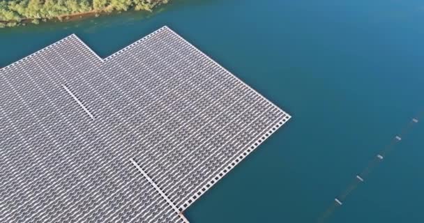 Letecký Pohled Poskytuje Poutavou Perspektivu Plovoucích Solárních Panelů Které Tvoří — Stock video