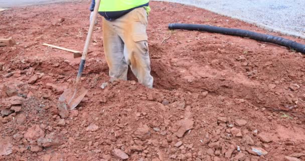 Şçi Sağanak Yağış Sırasında Kanalizasyon Boruları Döşemek Için Siper Kazıyor — Stok video