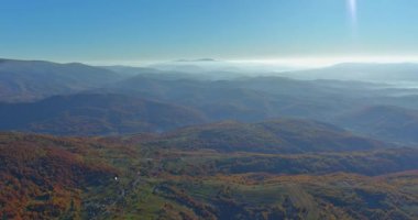 Sonbaharda Karpatlar 'ın dağ vadisi sabah ormanı boyunca sisli bir sis ile nefes kesici bir manzara sunar..