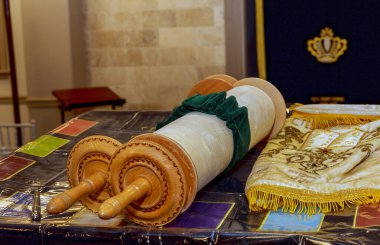 Şabat 'ta Tevrat okunmaya hazırdır. Sinagogda bir masa bulunabilir..
