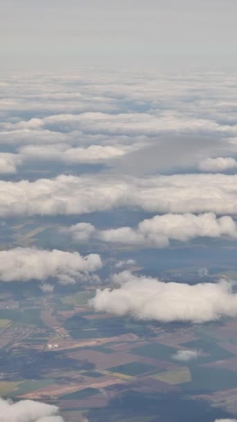 Güzel Mavi Gökyüzüne Hayranlıkla Bakarken Uçağın Penceresinden Bakmak — Stok video