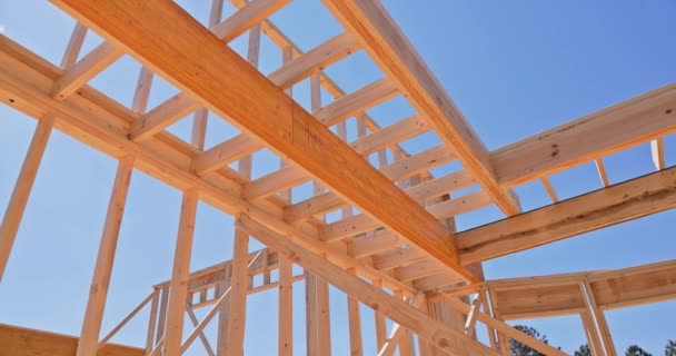 在施工过程中 正在用支撑梁建造带有木制框架的房屋 — 图库视频影像
