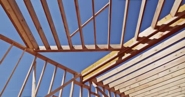 Střešní Konstrukce Trámů Jsou Převzaty Detailů Dřevěný Rám Při Výstavbě — Stock video