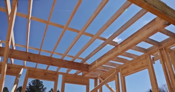 Uma Construção Telhado Construção Nova Casa Com Base Detalhes Moldura — Vídeo de Stock
