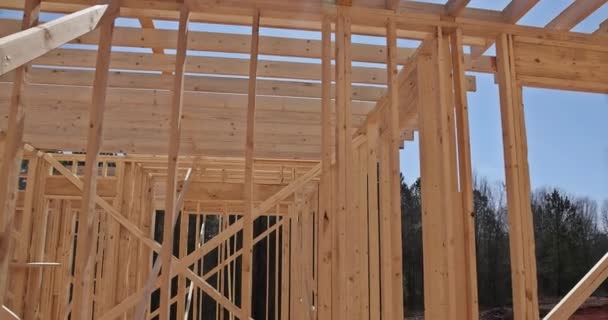 Trakcie Budowy Belki Nośne Konstruowane Wraz Drewnianą Ramą Dla Domu — Wideo stockowe