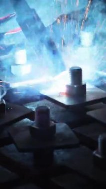 Koruyucu maske takan ağır endüstri işçisi çelik ve fabrika ortamında argon giyen diğer ürünleri kaynaklıyor.