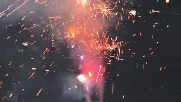 Meio Celebração Adornada Com Exibição Hipnotizante Belos Fogos Artifício Faíscas — Vídeo de Stock