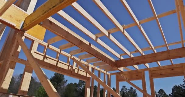 梁屋顶是用正在建造的新房子的木制框架建造的 — 图库视频影像