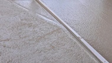 İnşaat alanındaki beton karışımlı mala döşeyen işçiler inşaat alanında beton döşemeyi dengeliyor