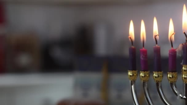 Durante Celebrazione Hanukkah Tempo Onorato Tradizione Accendere Candele Hanukkiah Menorah — Video Stock