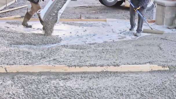道路用のスランプコンクリート準備混合トロールレベリングコンクリートと建設現場の労働者 — ストック動画