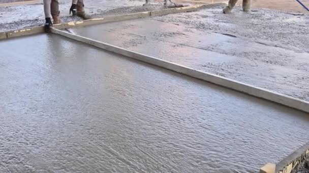 현장에서 일하는 인부들 콘크리트로 지붕틀을 사용하여 도로용 콘크리트를 — 비디오