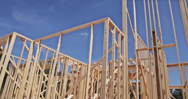 Dom Drewnianą Ramą Konstruuje Się Belkami Nośnymi Trakcie Budowy — Wideo stockowe