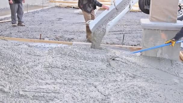 Karıştırıcı Kamyonu Islak Çimento Olan Evin Yakınındaki Garaj Yolu Için — Stok video