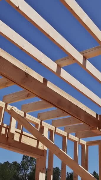Balkendach Wird Aus Holzrahmen Des Neuen Hauses Gebaut — Stockvideo