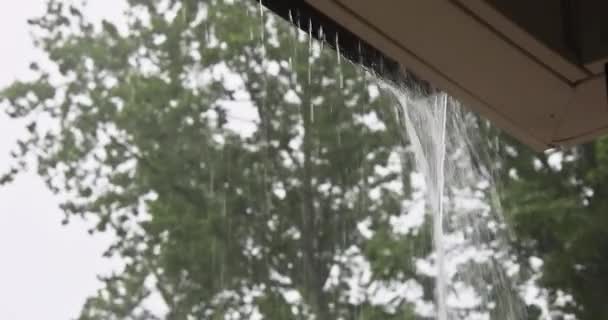 Sağanak Yağış Sırasında Oluklardan Fışkırır — Stok video