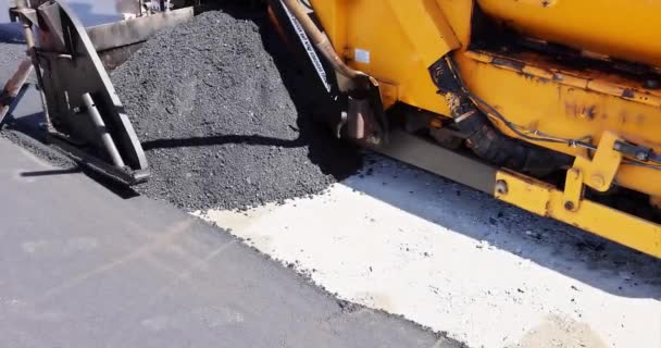 공사중에 사용되는 아스팔트 주조기와 로울러 새로운 도로의 공정을 — 비디오