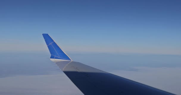Janela Aeronave Durante Voo Somos Capazes Ver Belos Céus Azuis — Vídeo de Stock