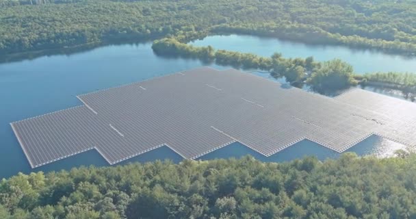 浮动式太阳能电池板是利用池塘上可用空间发电的可持续解决方案 — 图库视频影像