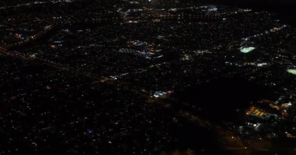 Ciel Nocturne Est Illuminé Par Avion Survolant Ville — Video