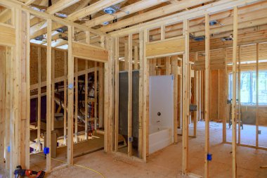 Yeni ev için yeni akrilik küvet döşenmiş boruların montajı için tesisat altında banyo tadilatı.