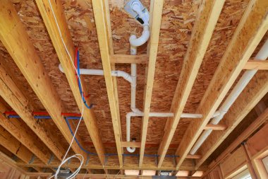 İnşaat sırasında yeni ev için PVC plastik drenaj borusu boru boru sistemi kuruluyor