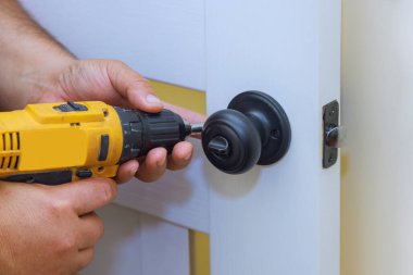 Tornavida işçisinin yardımıyla yeni takılmış iç kapıya kilit takıldı.