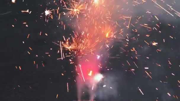 Mitt Firandet Prydd Med Fascinerande Visning Vackra Fyrverkerier Gnistrar — Stockvideo