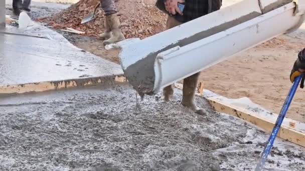 Ciężarówka Mieszalnik Wylewanie Mokrego Cementu Gotowy Mieszany Beton Podjazdu Pobliżu — Wideo stockowe