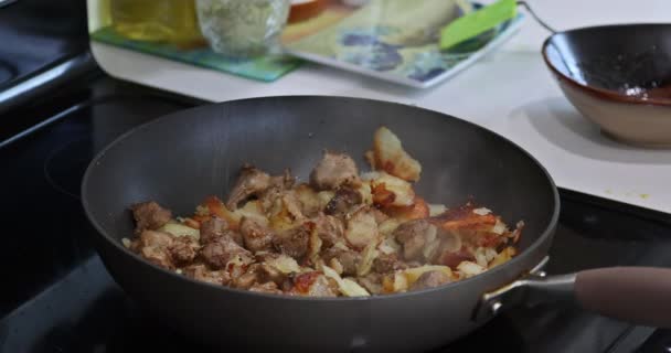 Ψητές Πατάτες Και Κρέας Μαγειρεμένο Φυτικά Έλαια Στο Τηγάνι Είναι — Αρχείο Βίντεο