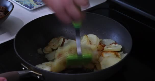 Используя Растительное Масло Картофель Традиционно Пекут Сковородке — стоковое видео