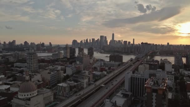 Tijdens Zonsondergang Panoramisch Uitzicht Zichtbaar Manhattan East River Doorkruist Door — Stockvideo