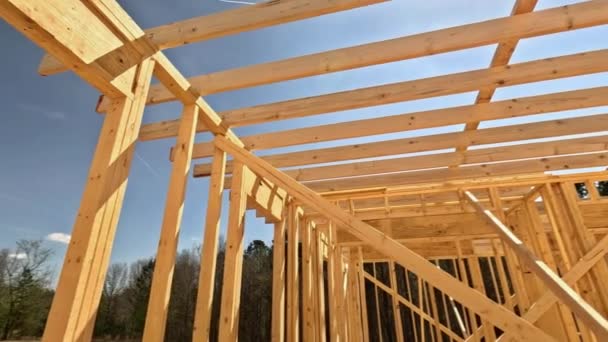 Holzbalken Werden Beim Bau Des Neuen Hauses Als Innenrahmenstütze Verwendet — Stockvideo