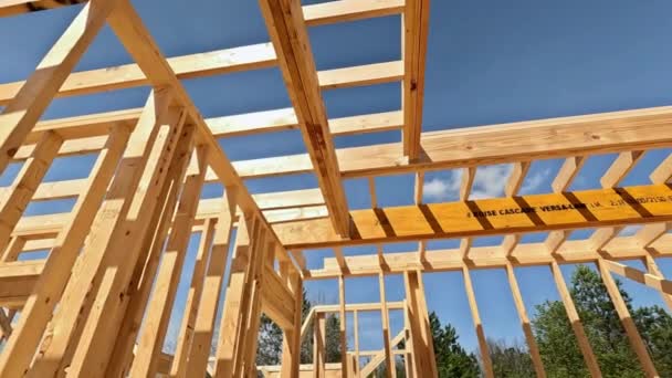 Drewniana Rama Została Przeniesiona Podczas Budowy Belki Kij Domu Układ — Wideo stockowe